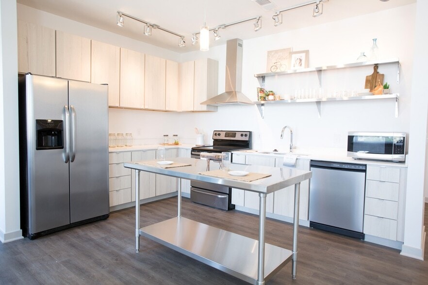 More Photos Of 747 N College Ave, Indianapolis Apartments For Lease