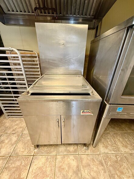 More Photos Of 903 15th St, Ozona General Retail For Sale