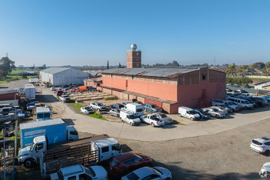 Primary Photo Of 5621 W McKenzie Ave, Fresno Warehouse For Lease