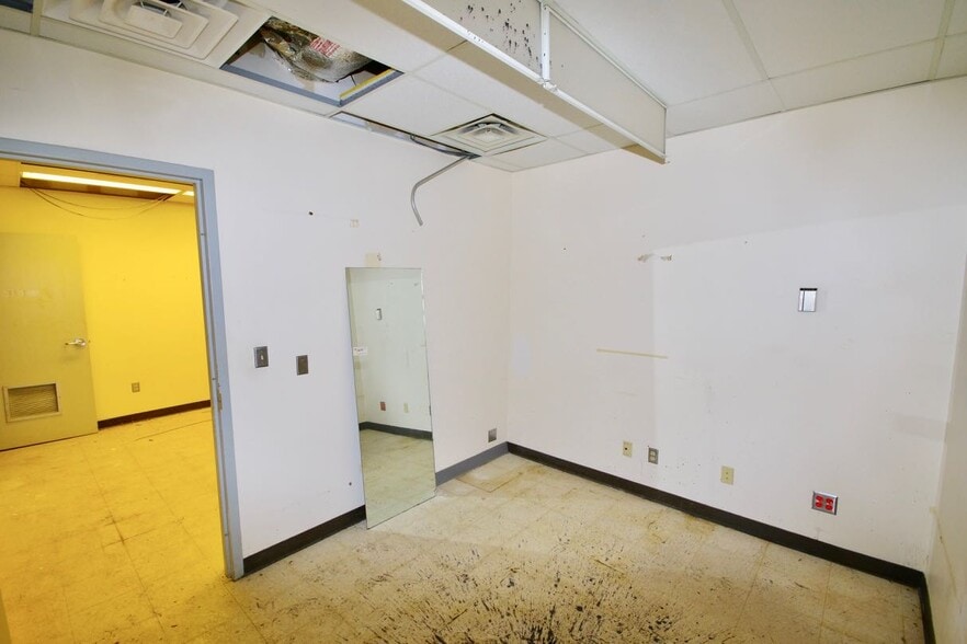 More Photos Of 2820 W Locust St, Davenport Unknown For Lease