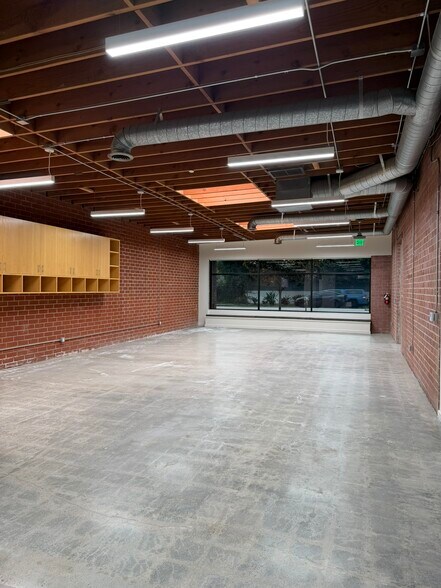 More Photos Of 2558 Overland Ave, Los Angeles Office For Lease