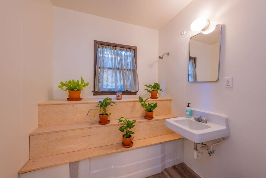 More Photos Of 302 N Montgomery St, Ojai Office Residential For Sale