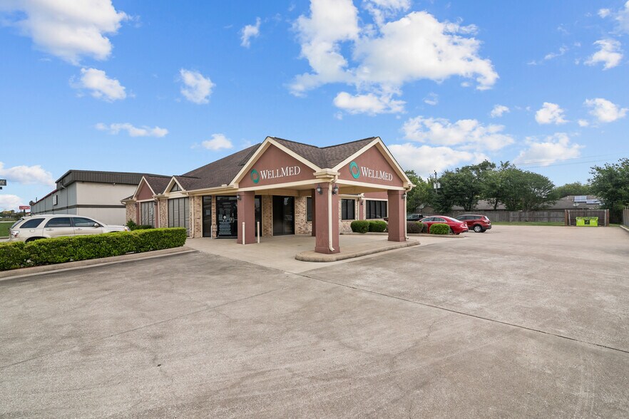 More Photos Of 10611 W Fairmont Pky, La Porte Medical For Lease