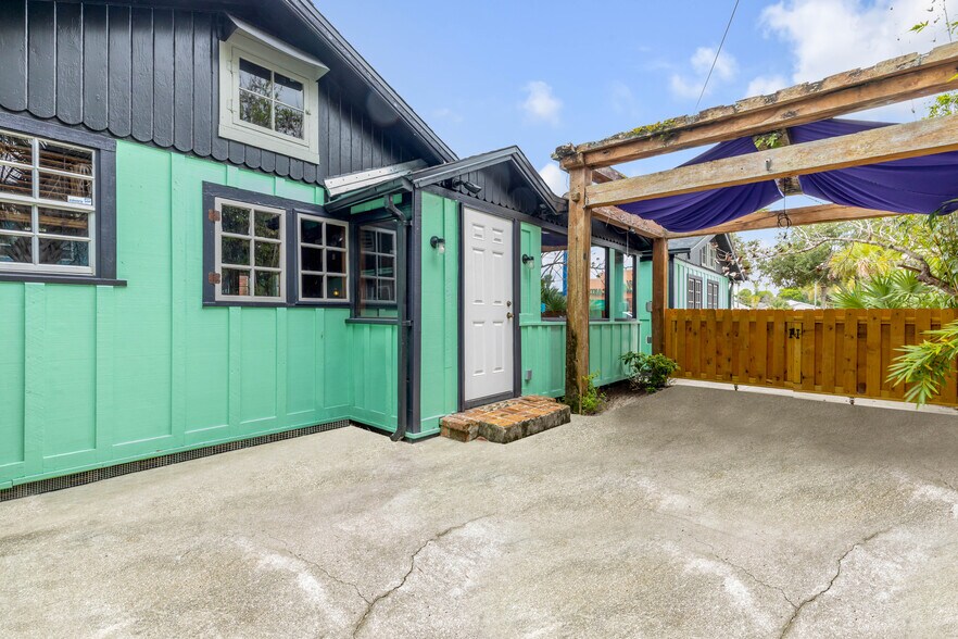 More Photos Of 304 Flagler Ave, New Smyrna Beach Storefront For Sale