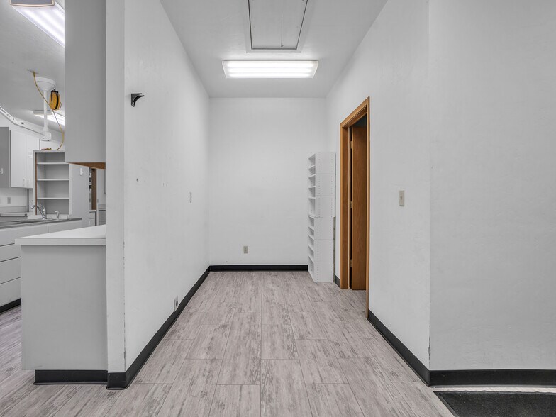 More Photos Of 711 W Main St, Sheridan Veterinarian Kennel For Sale