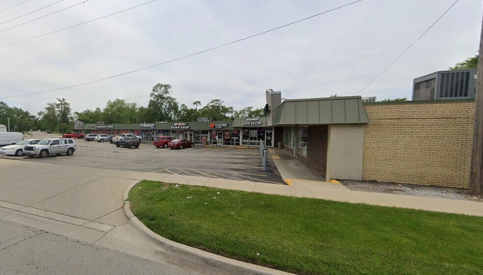 More Photos Of 100-134 N Kennedy Dr, Carpentersville General Retail For Sale