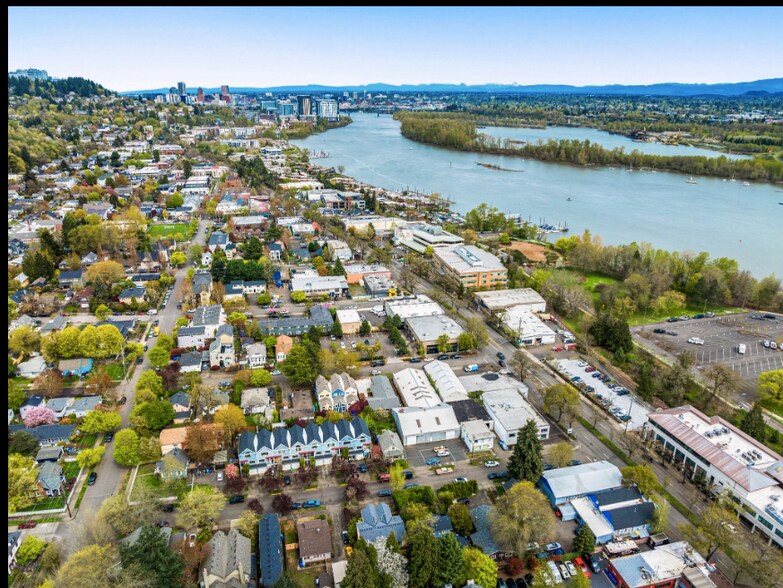 More Photos Of 6767 SW Macadam Ave, Portland Service For Lease