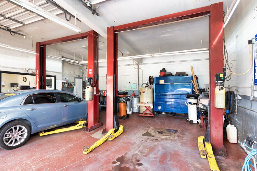 More Photos Of 1002 Edgebrook Dr, Houston Auto Repair For Sale
