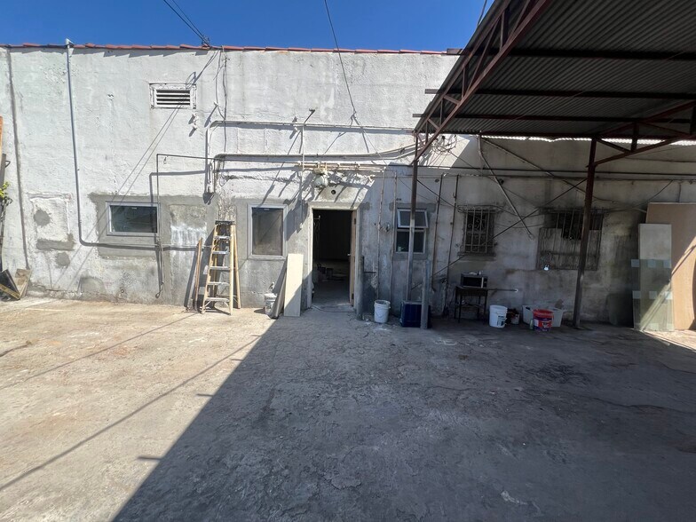 More Photos Of 2300 W Jefferson Blvd, Los Angeles Warehouse For Lease