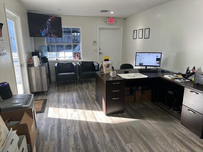 More Photos Of 5819 Rodman St, Hollywood Warehouse For Lease
