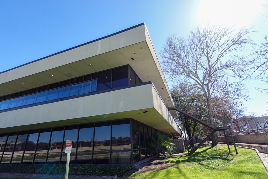 More Photos Of 6224 W Interstate 10, San Antonio Office For Sale