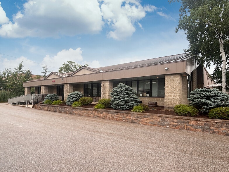 More Photos Of 669 E Industrial Park Dr, Manchester Light Manufacturing For Lease