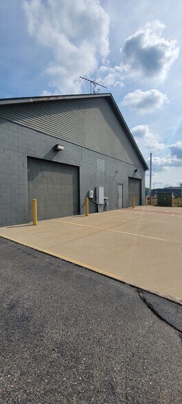 More Photos Of 4667-4675 Dixie Hwy, Waterford Freestanding For Lease