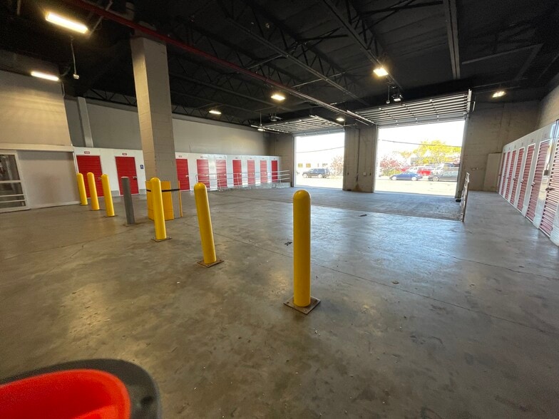 More Photos Of 1260 Zerega Ave, Bronx Self Storage For Lease