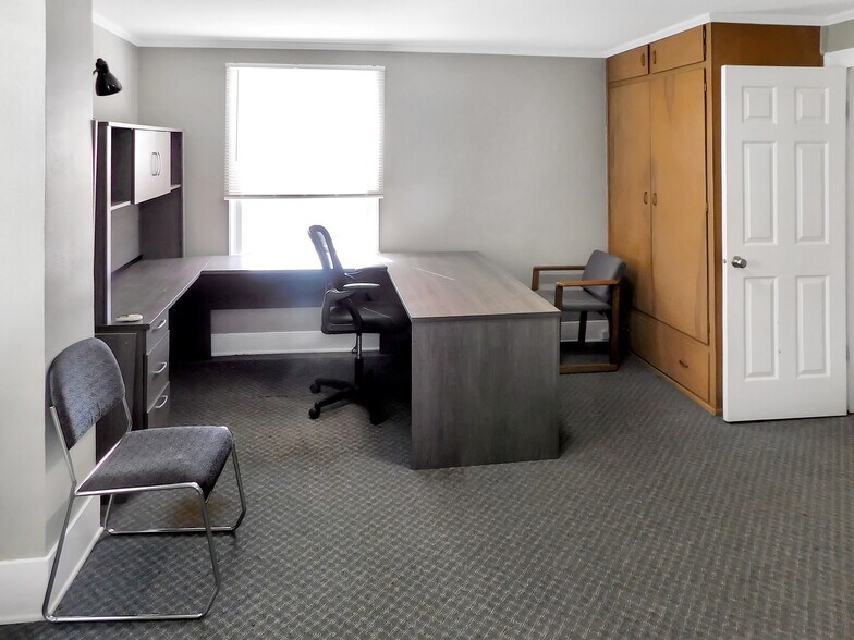 More Photos Of 122 E Main St, Rockton Office For Lease