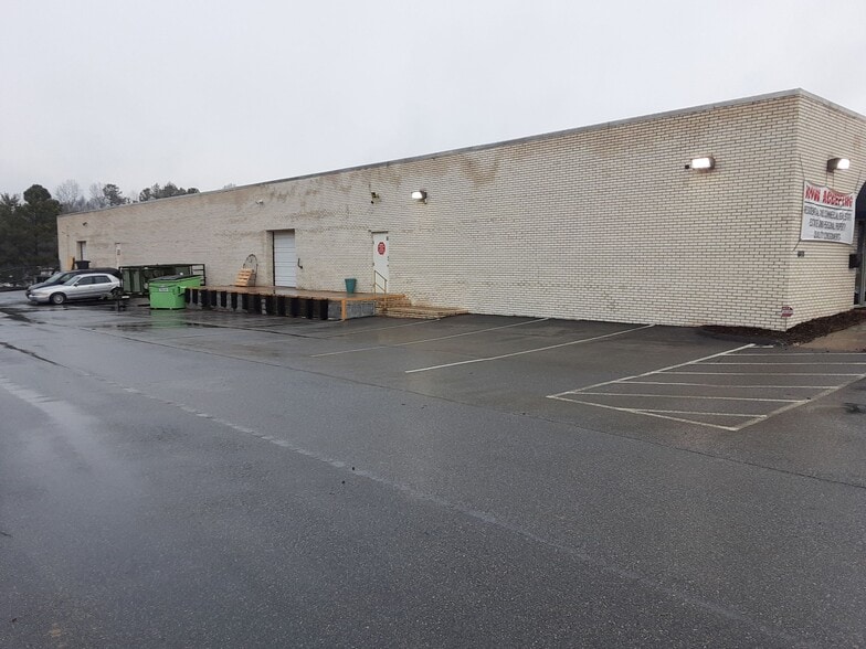 More Photos Of 4801 Commercial Plaza St, Winston-Salem Warehouse For Lease