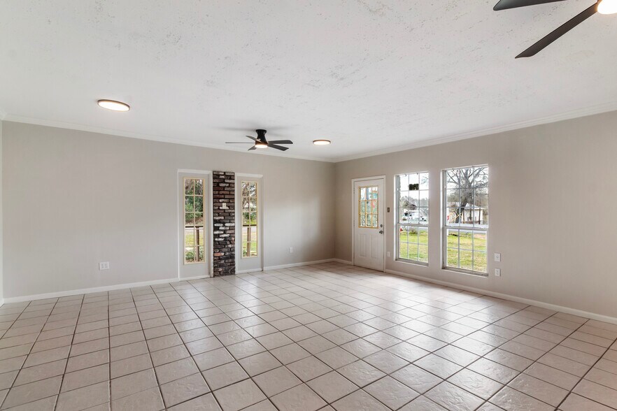 More Photos Of 3505 N Texas Ave, Bryan Freestanding For Sale