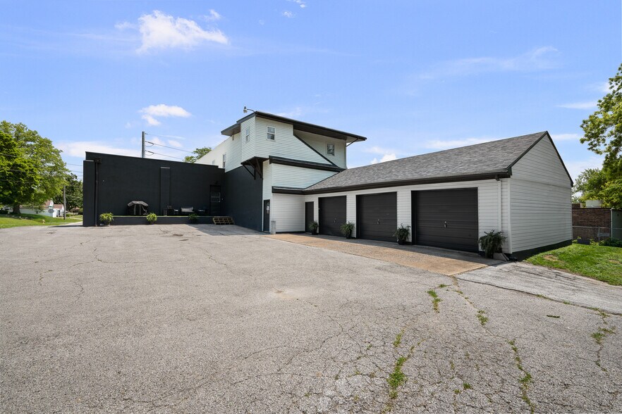 More Photos Of 2400 24th St, Rock Island Office Residential For Lease