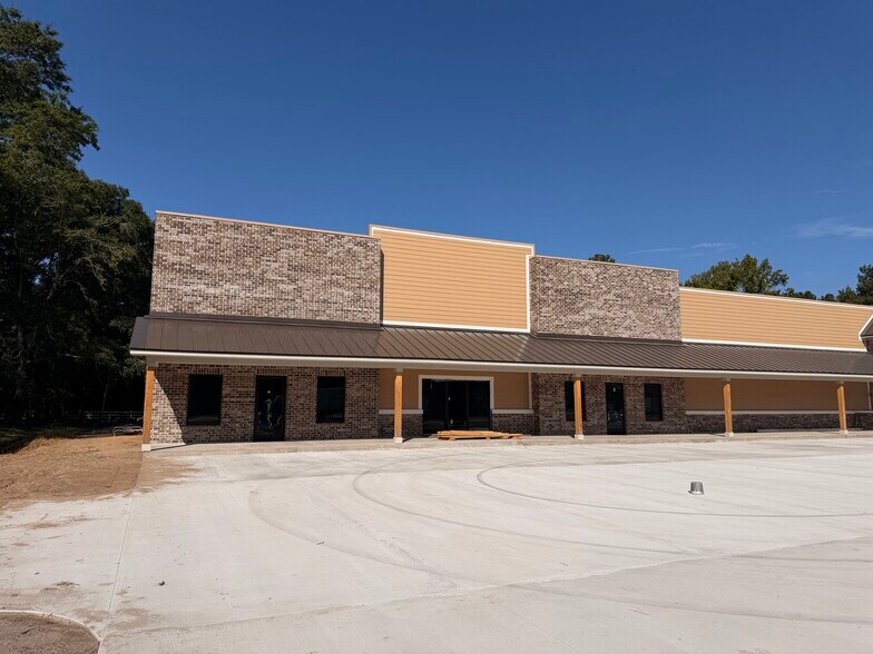 More Photos Of 581 3rd St, Springfield Freestanding For Lease