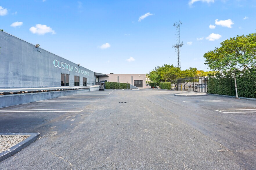 More Photos Of 2500 NW 39th St, Miami Light Distribution For Sale