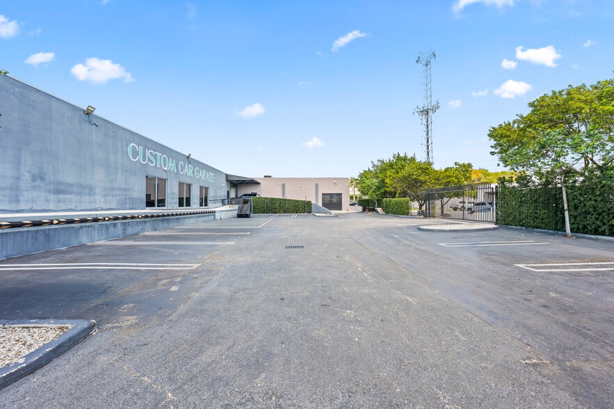 More Photos Of 2500 NW 39th St, Miami Light Distribution For Sale