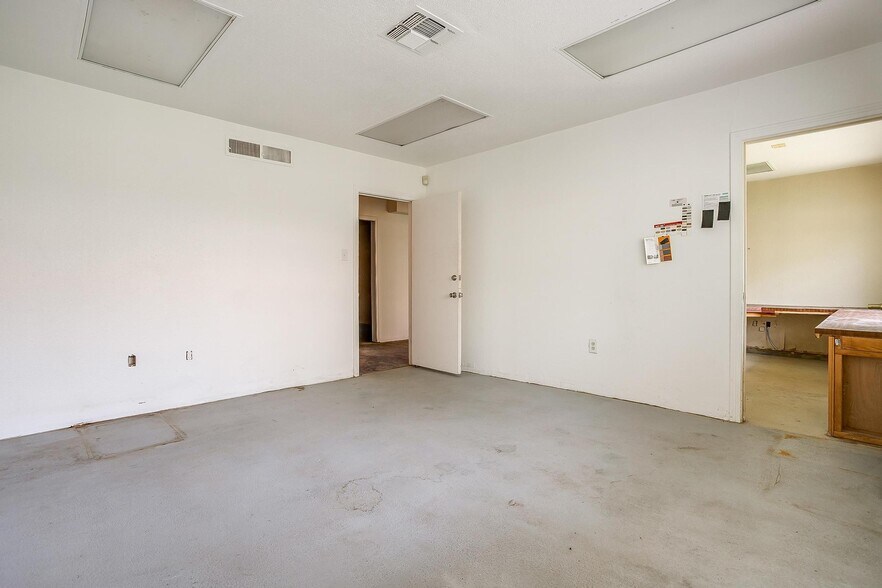 More Photos Of 117 Roberts Cut Off Rd, Fort Worth Warehouse For Sale