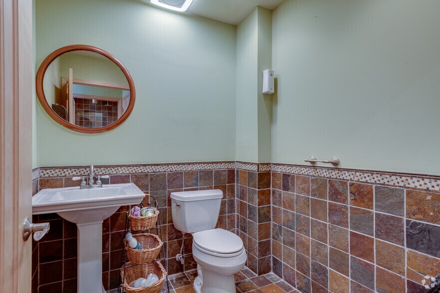 More Photos Of 2604 S Lyndale Ave, Minneapolis Office For Lease