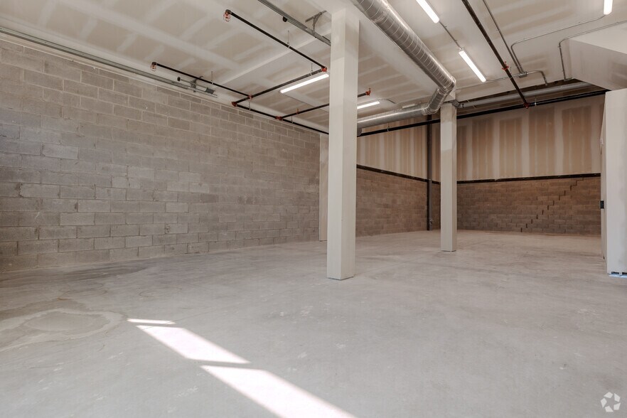 More Photos Of 585 Hanlon Creek Blvd, Guelph Showroom For Lease