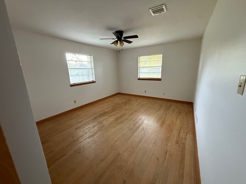 More Photos Of 1933 East Ave, Katy Office For Lease