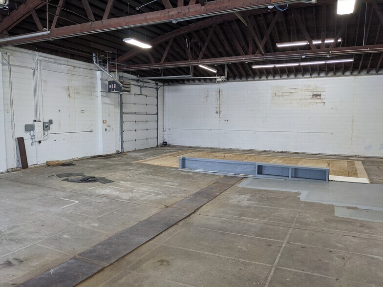 More Photos Of 250 S Kinzie Ave, Bradley Flex For Sale