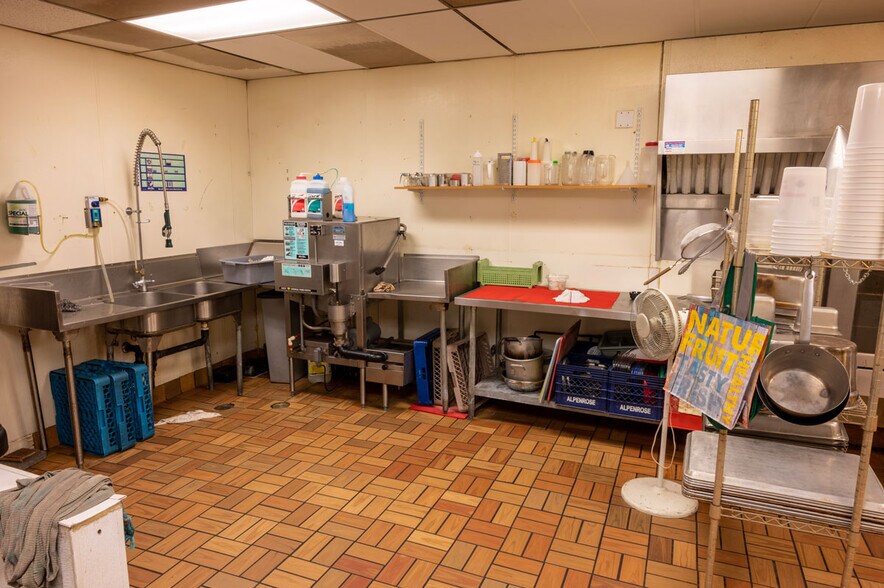 More Photos Of 4729 SE Milwaukie Ave, Portland Restaurant For Sale