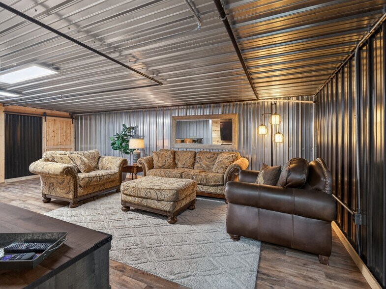 More Photos Of 15306 Covington Rd, Fort Wayne Flex For Sale