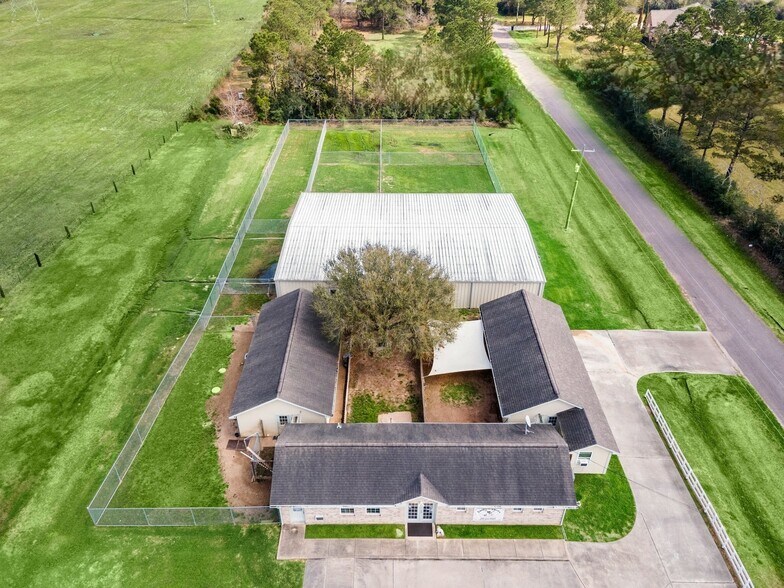 More Photos Of 1115 Dickinson Ave, Dickinson Veterinarian Kennel For Sale