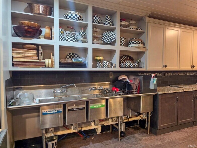 More Photos Of 6266 Lakeshore Rd, Verona Beach Restaurant For Sale
