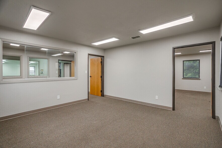 More Photos Of 2030 S Las Vegas Trl, White Settlement Office For Sale