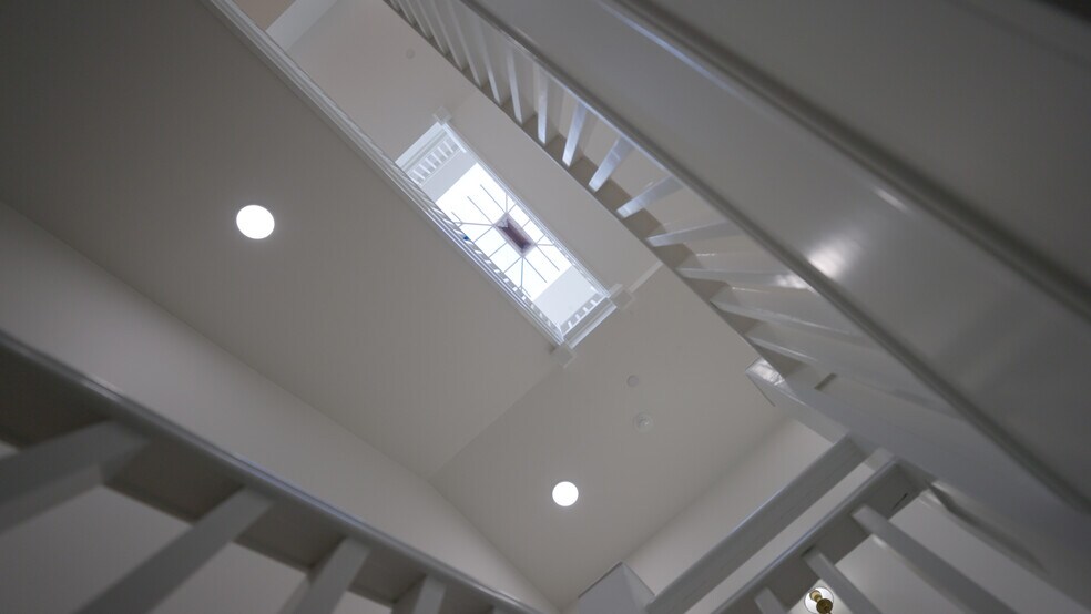 More Photos Of 550 N 1st St, Woodburn Office For Sale