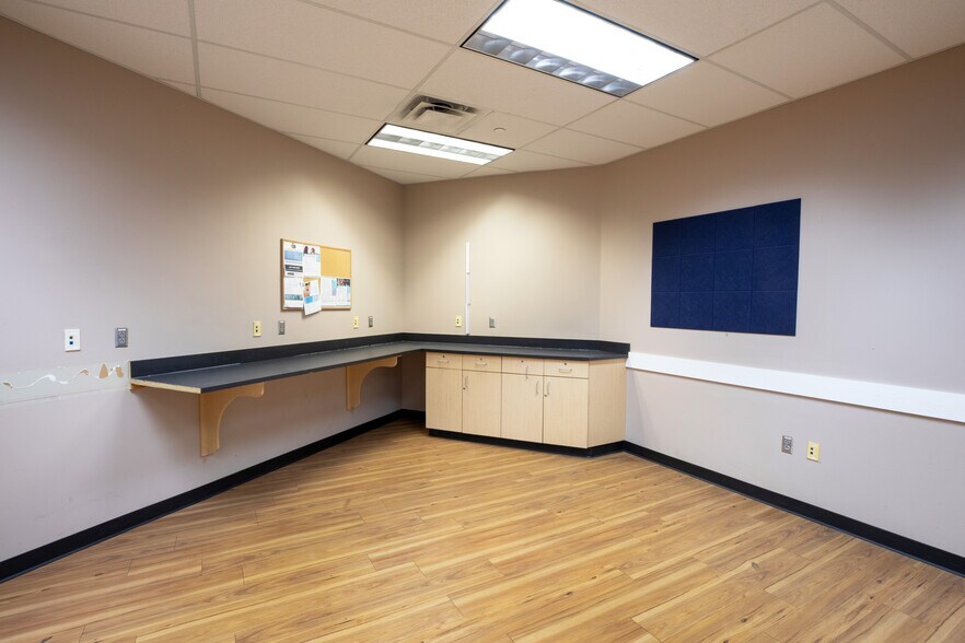 More Photos Of 10330 Hickman Mills Dr, Kansas City Office For Sale