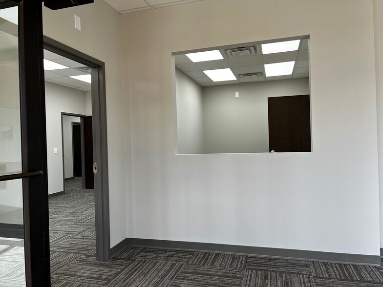 More Photos Of 320 W Main St, Wytheville Bank For Lease