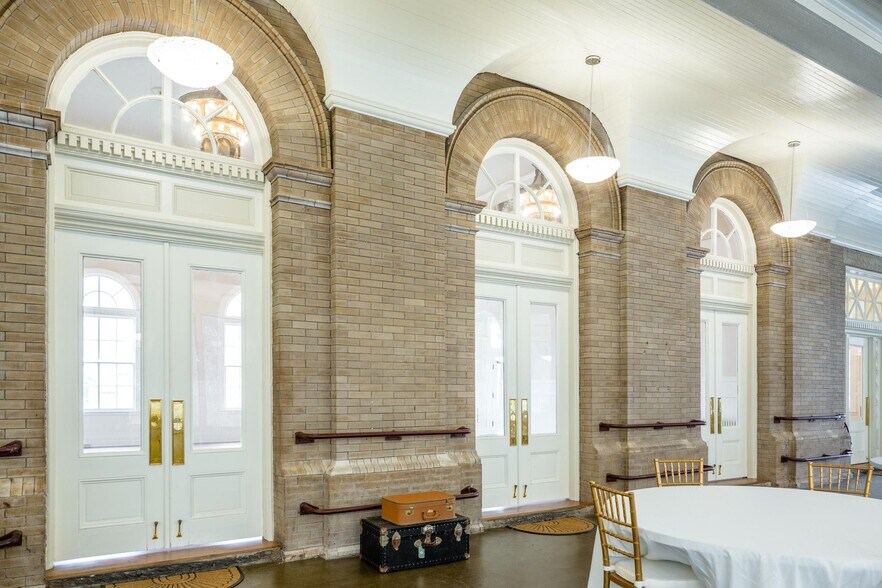 More Photos Of 12 Middlebrook Ave, Staunton Restaurant For Lease