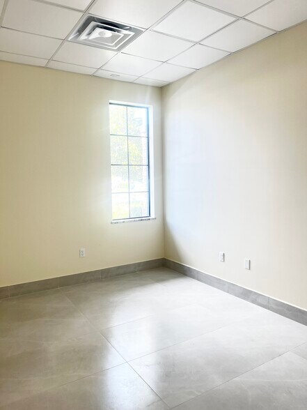More Photos Of 1300 City View Ctr, Oviedo Office For Lease