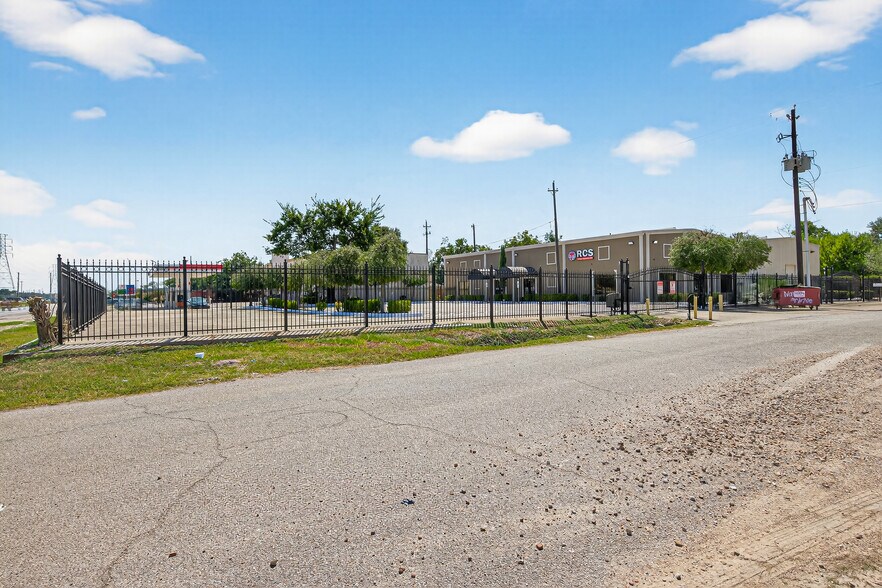 More Photos Of 918 Oak Glen Dr, Houston Industrial For Lease