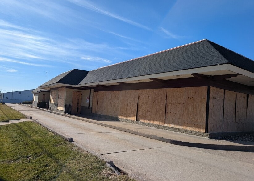 Primary Photo Of 1800 36th Ave, Moline Fast Food For Sale
