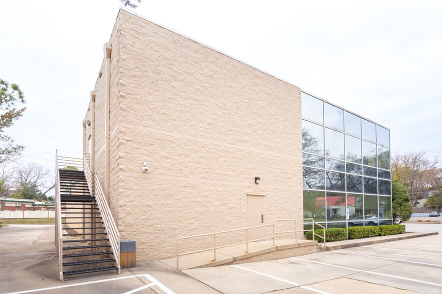 More Photos Of 790 Pershing Rd, Raleigh Office For Lease