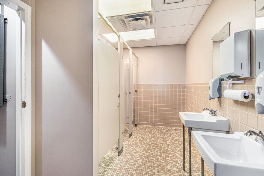 More Photos Of 1350 E M 21, Owosso Medical For Sale