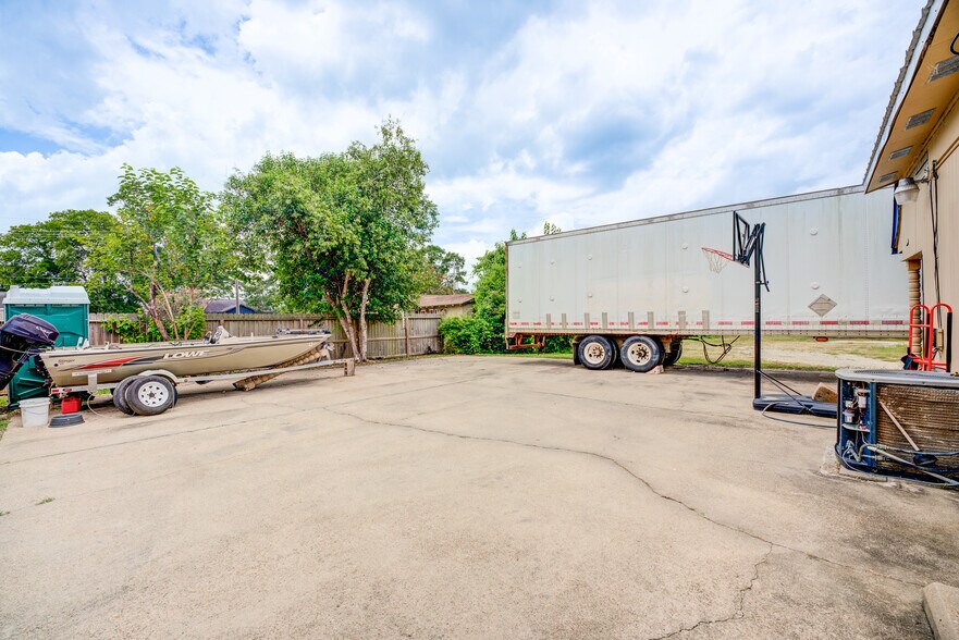 More Photos Of 811 N Travis St, Liberty Apartments For Sale