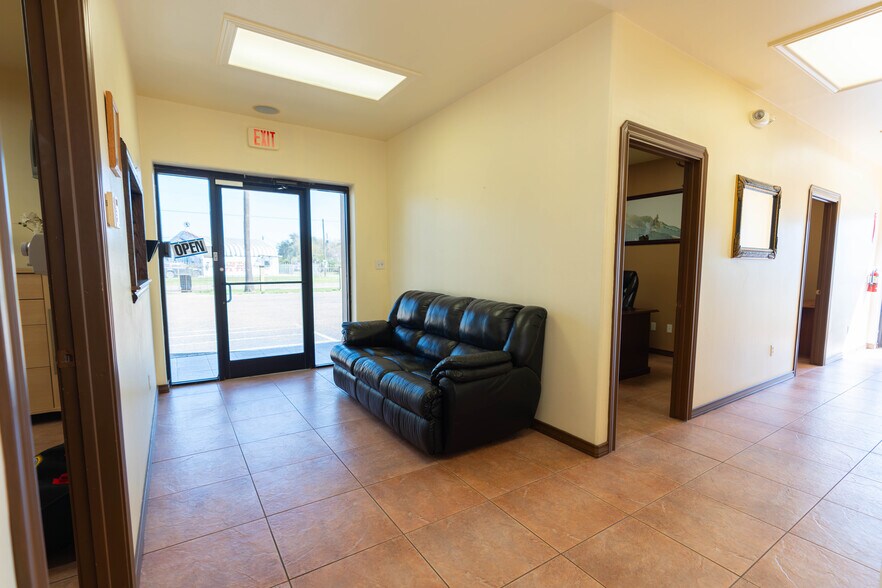 More Photos Of 101 E Crockett Ave, Alamo Office For Sale