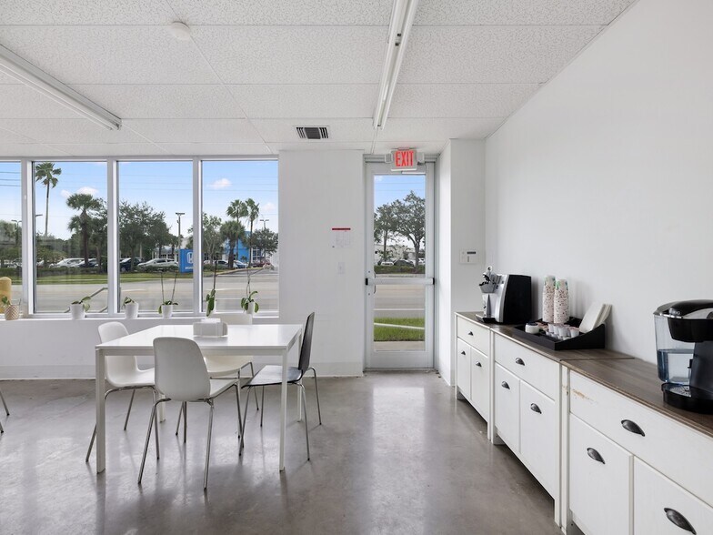 More Photos Of 675 US Highway 1, Vero Beach Warehouse For Lease