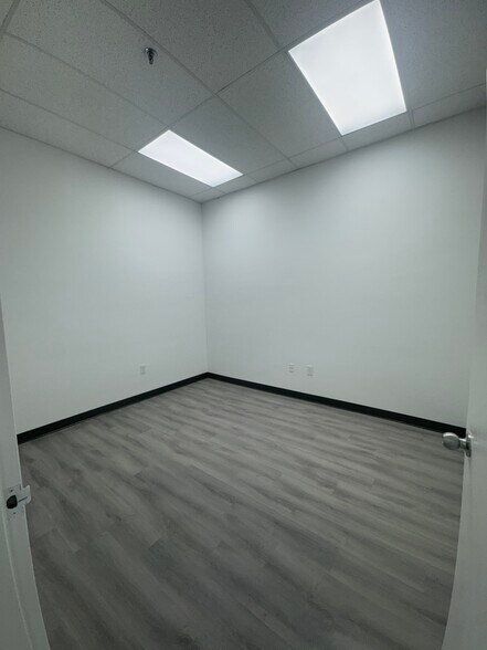 More Photos Of 16401-16413 NW 8th Ave, Miami Distribution For Lease