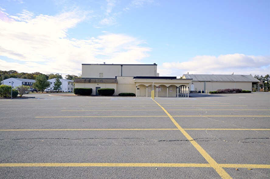 More Photos Of 215 Quassaick Ave, New Windsor Township General Retail For Lease