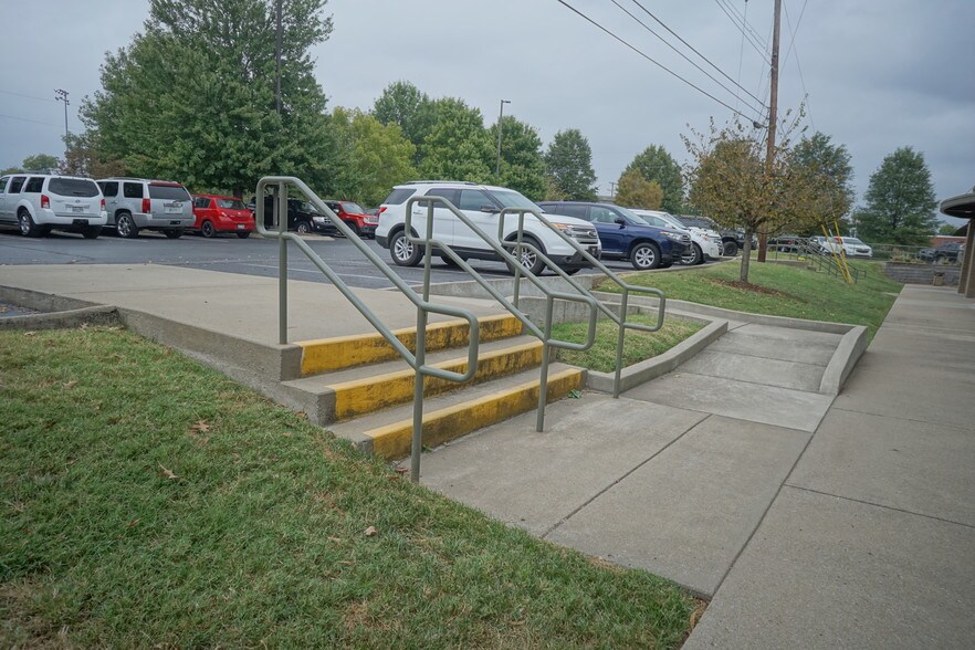 More Photos Of 179 Hancock St, Gallatin Storefront For Lease